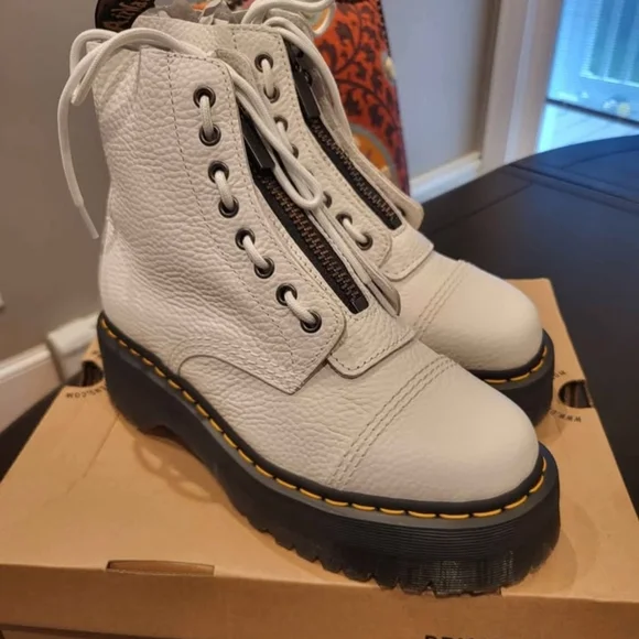 Dr. Martens NEW White SINCLAIR Boots ( US SIZE 9 ) - Picture 5 of 6